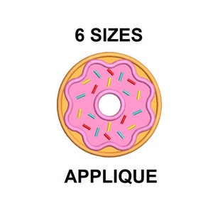 Puede incluir: Aplique de donut rosa con chispas de colores. El donut está bordeado de amarillo y tiene un agujero en el centro. El texto "6 SIZES" está encima del donut y el texto "APPLIQUE" está debajo del donut.