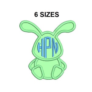 Peut inclure: Un lapin brodé vert avec un monogramme bleu au centre. Le monogramme est composé des lettres "HPN". Le lapin est assis les pattes jointes. Le texte "6 SIZES" est au-dessus du lapin.