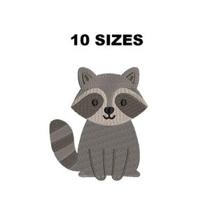 Puede incluir: Un diseño de mapache bordado en tonos grises, con cola a rayas y nariz negra. El texto "10 SIZES" se muestra encima del mapache. El mapache está sentado erguido.