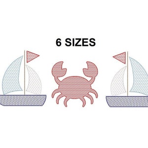 Pode incluir: Desenho bordado com dois veleiros com bandeiras vermelhas e um caranguejo vermelho no centro. O texto "6 SIZES" está acima do desenho.