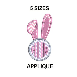 Peut inclure: Applique oreilles de lapin rose avec un monogramme dans un cercle. Le cercle a un motif en chevron violet et blanc. Le texte "5 SIZES" et "APPLIQUE" sont également inclus dans l'image.