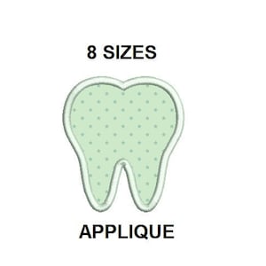 Puede incluir: Un contorno blanco de un diente con un patrón de estrellas verdes en su interior. El texto "8 SIZES" está por encima del diente y el texto "APPLIQUE" está por debajo del diente.