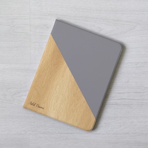 Custodia personalizzata per iPad in legno grigio con nome, custodia Apple Pencil Flip per iPad 11 13 pollici iPad Air 6 iPad mini 6 5 iPad Pro 12.9 2022 2024