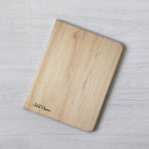Peut inclure: Une planche à découper en bois naturel avec le texte "Add Name" gravé sur la surface.
