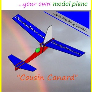 Può includere: Un modello di aereo con ali blu, fusoliera rossa e coda bianca. Il testo "Build and fly... your own model plane" è in alto, con "Cousin Canard" sotto. Il sito web "Chuchgliders.com" è visibile sulle ali.