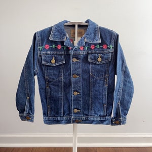 Embroidered Jean Jacket, Vintage girls denim Jacket, Rose embroidery kids coat, kids size 5 6, cotton jean jacket, retro 80s 90s, dark wash