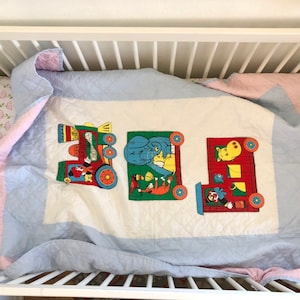 vintage tågbabyfilt, handgjord spjälsängsfilt, cirkuståg, clown, elefant, flodhäst, handsydd, blå rosa vit, könsneutral