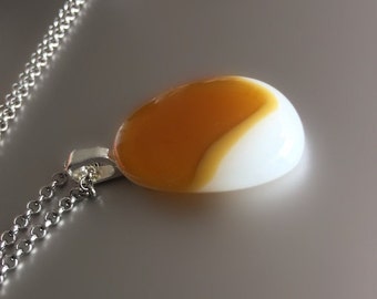 Mooi glashanger wit beige-cadeau voor haar-Nederlands ontwerp-unieke sieraden-rvs ketting-ovaal gekleurd sieraad-gratis verzending