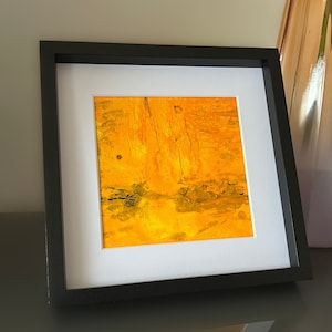Piccola opera d'arte dipinta, acrilico e inchiostro alcolico, design astratto e creativo, esperto di Amsterdam dipinge di giallo, decorazione murale