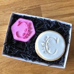 Hochzeit Blumen Initial Buchstabe A-Z Stil Cookie Stempel, Hochzeit Keks stempel, Fondant Prägung, Hochzeit Icing Stempel, Hochzeit Cookie Prägung