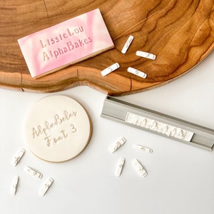 Alfabetos de sellos de fuente 3 de AlphaBakes, letras en una barra, sello de galletas, azulejos de sellos de letras, azulejos de sellos de símbolos numéricos, decoración de galletas, herramienta de arcilla