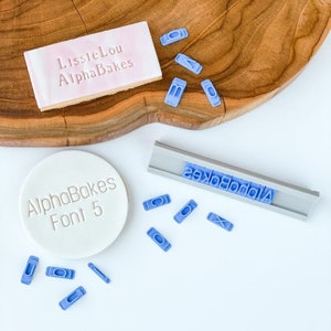 AlphaBakes Font 5 Mosaicos de sellos, Letras en una barra, Sello de cookies, Azulejos de sellos de letras, Azulejos de sellos de números y símbolos, Ideas de cajas postales