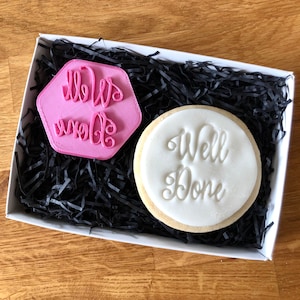 Sello de galleta bien hecho, sello fondant, grabador de galleta de graduación, sello de galleta de graduación, clase de 2020, emboscado de hielo