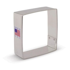 Peut inclure: Un emporte-pièce carré en argent avec une étiquette "Made in U.S.A.".
