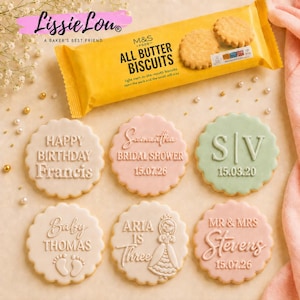 Puede incluir: Seis galletas redondas de borde festoneado con texto y diseños en relieve en colores pastel, incluyendo blanco, rosa y verde. Las galletas presentan varias inscripciones como Happy Birthday, Bridal Shower y Mr & Mrs, junto a un paquete de galletas M&S.