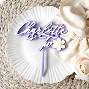 Topper na tort urodzinowy Daisy 2nd Birthday Cake | Personalizowany dwuwarstwowy topper z imieniem i kwiatami na tort dla dziewczynki | LissieLou UK