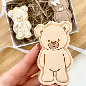 Tagliabiscotti e timbro a forma di orsetto – Grazioso goffratore per fondente per baby shower, compleanno o battesimo – LissieLou Baking Tool