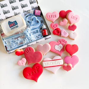 Valentine&#39;s Lots of Love Keks Back- und Dekorationsset - Anfänger Backen zu Hause Starterset - Date Night - My Little Bake Box Kit