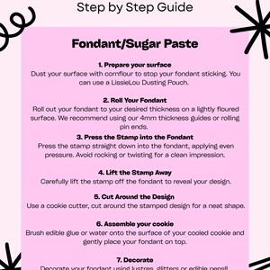 Puede incluir: Una gu&iacute;a de instrucciones de color rosa claro titulada How to use a Cookie Stamp Step by Step Guide. El texto describe siete pasos para usar fondant o pasta de az&uacute;car, incluyendo la preparaci&oacute;n de la superficie, el estirado, el sellado, el levantamiento, el corte, el montaje y la decoraci&oacute;n con materiales comestibles.