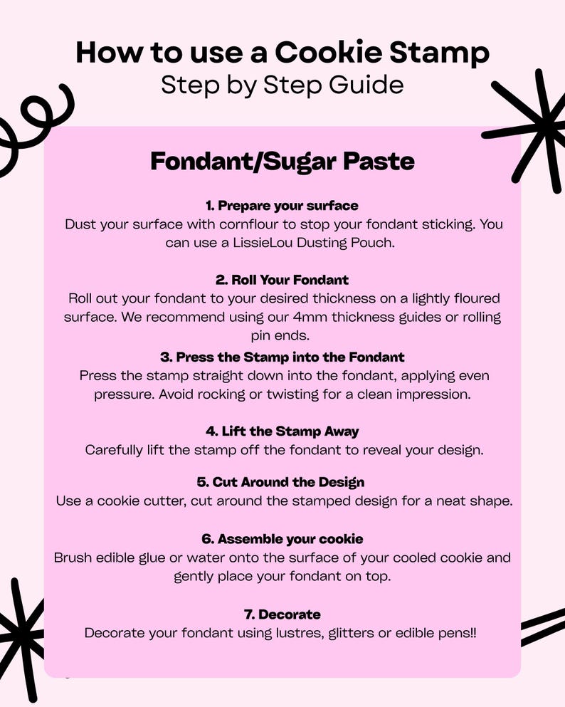 Puede incluir: Una gu&iacute;a de instrucciones de color rosa claro titulada How to use a Cookie Stamp Step by Step Guide. El texto describe siete pasos para usar fondant o pasta de az&uacute;car, incluyendo la preparaci&oacute;n de la superficie, el estirado, el sellado, el levantamiento, el corte, el montaje y la decoraci&oacute;n con materiales comestibles.
