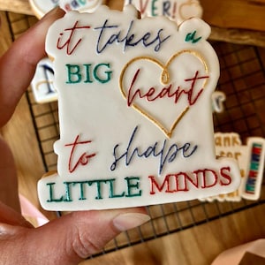 Cortador y estampador de galletas &quot;It Takes a Big Heart&quot; / Regalo para maestros / Sello para el mejor maestro / Clase de 2025 / Sello de fondant de fin de año