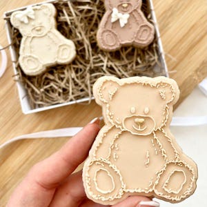 Tagliabiscotti e goffratore a forma di orsetto soffice – Grazioso timbro in pasta di zucchero per baby shower, compleanni o battesimi – LissieLou Baking Tool