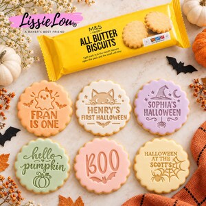 Puede incluir: Seis galletas redondas con bordes festoneados y diseños de Halloween en relieve, incluyendo un fantasma, un gato, un sombrero de bruja, una calabaza, la palabra BOO y una telaraña. Las galletas son de color naranja, blanco, morado, verde claro, rosa y amarillo.