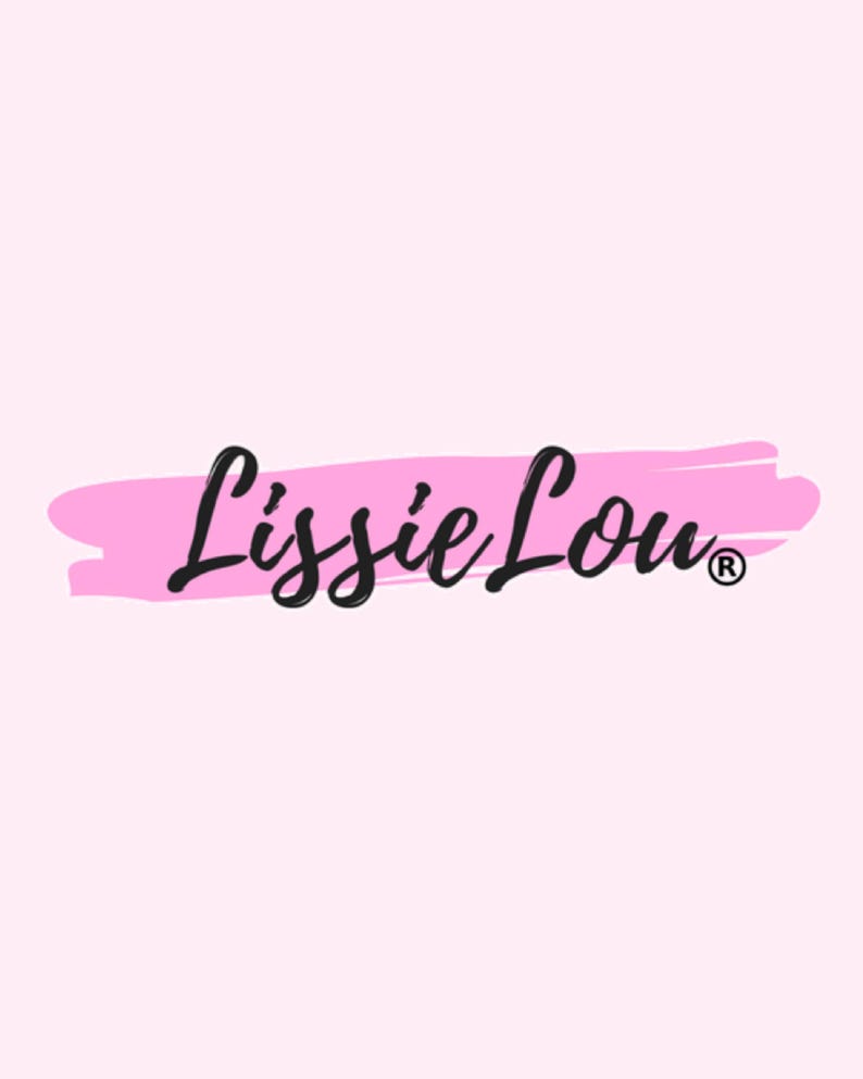 Puede incluir: Un logotipo que presenta el texto negro Lissie Lou con un s&iacute;mbolo de marca registrada, centrado sobre un gr&aacute;fico de pincelada rosa horizontal. Todo el dise&ntilde;o est&aacute; colocado sobre un fondo rosa pastel claro s&oacute;lido.