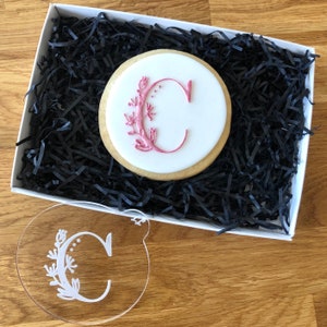 Carta inicial floral de boda Embosser de galletas estilo A-Z, Sello de galletas de boda, Embosser fondant, Sello de glaseado, Grabador de galletas de boda