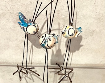 Conjunto de pájaros para decorar. Pájaros de patas largas con ojos grandes. Pájaro loco. Pájaro divertido. Pájaro en porcelana. Artistico