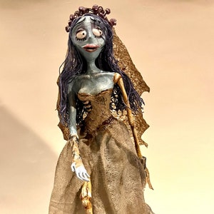 Leichenbraut. Skulptur inspiriert von Tim Burtons Emily the Corpse Bride. Leichenpuppe. Leichenpuppe. Handgefertigte Puppe. Kunstpuppe