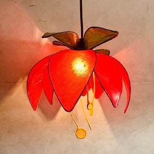 Lampada a forma di fiore rosso. Sottile lampada di carta. Illuminazione magica. Campanula. Lampada a forma di fiore di carta. Regalo di nozze. Lampada originale