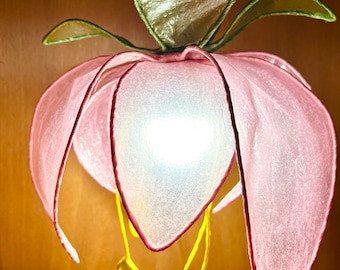 Różowa lampa kwiatowa. Subtelna lampa papierowa. Magiczne oświetlenie. Kwiat Dzwoneczka. Lampa papierowa. Prezent ślubny. Oryginalna lampa.