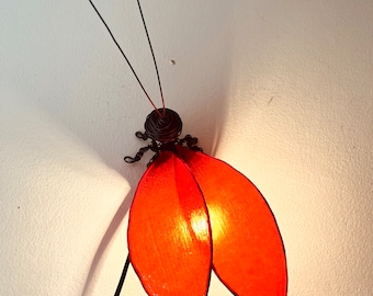 Lampa w kształcie mrówki. Czerwona lampa. Lampa w kształcie owada. Owad ze światłem. Mrówka ze światłem. Mrówka ze skrzydłami. Mucha ze światłem. Ważka.