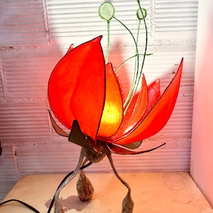 Lampara flor roja, lámpara loto, flor de loto, loto rojo, loto en papel, lámpara roja, lámpara artesanal, lámpara de papel, flor de papel imagen 1