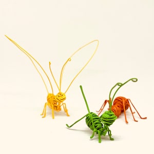 Grüne Heuschrecke. Heuschreckenfigur. Cricket-Skulptur. Handgemachte Grille. Cricket auf Draht. Gartendekoration. Kunstgeschenk