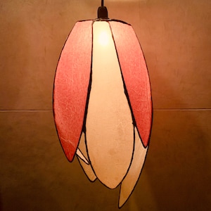 Plafonnier. Pendentif. Lampe de chambre. Lampe artisanale. Lampe en papier. Lampe pièce unique. Lampe artisanale