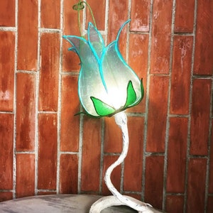 Lampe de table. Lampe à fleurs. Éclairage doux. Lampe réalisée sur mesure. Lampe en papier. Lampe faite à la main. Lumière chaude. Tulipe bleue.