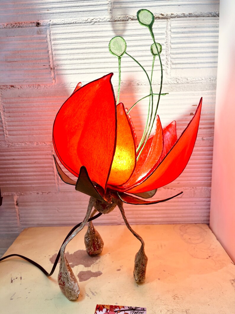 Lampara flor roja, lámpara loto, flor de loto, loto rojo, loto en papel, lámpara roja, lámpara artesanal, lámpara de papel, flor de papel imagen 1