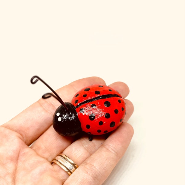 Vache Saint Antoine en porcelaine. Coccinelle rouge et noire. Coccinelle faite à la main. Ornement coccinelle. Coccinelle à décorer. Ornement