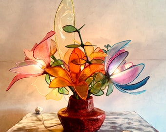 フラワーランプ。花瓶。紙の花。カスタムランプ。特別なランプ。温かみのあるランプ。カラフルなランプ。色とりどりの花。アイリス