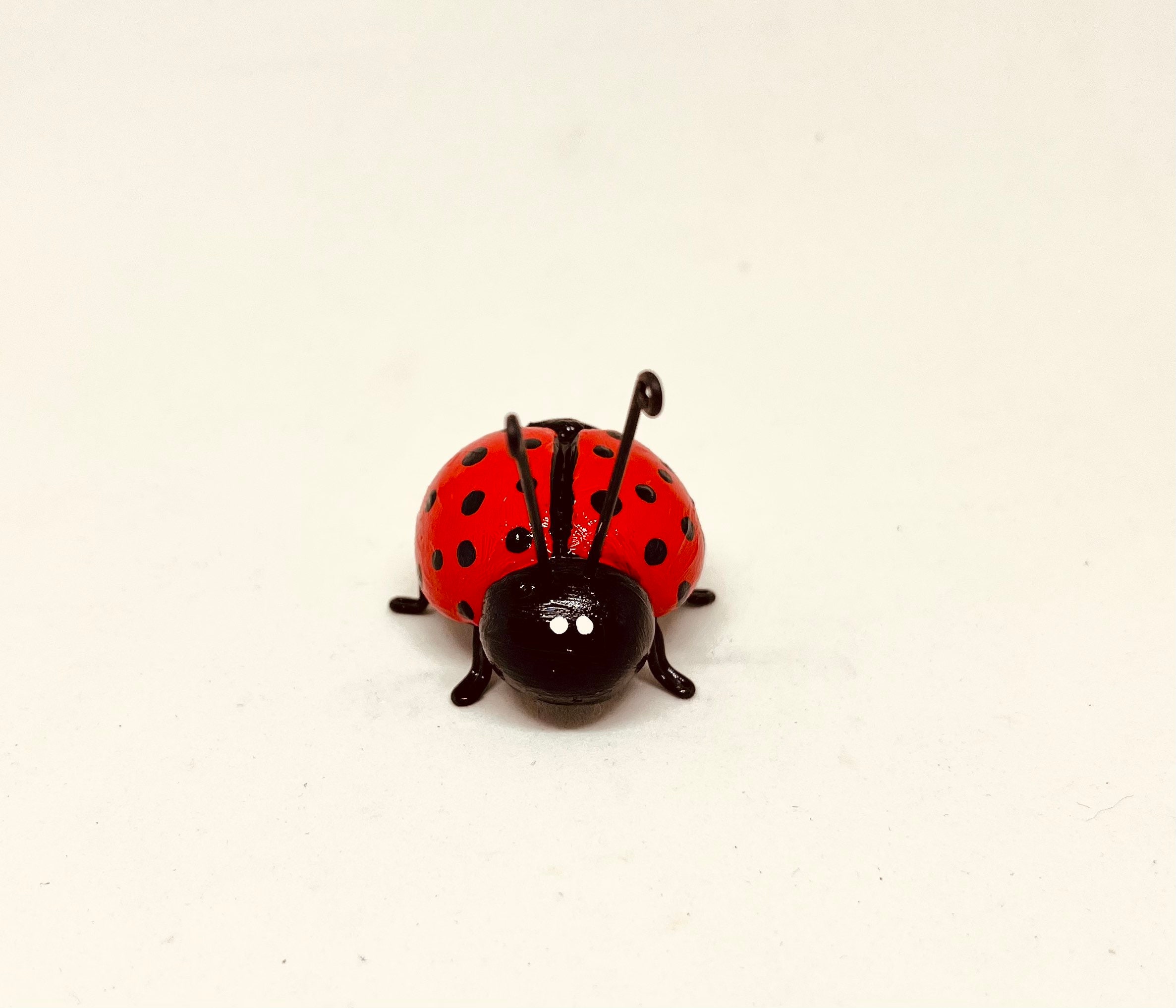 てんとう虫の置物。てんとう虫のオーナメント。テントウムシ。赤い