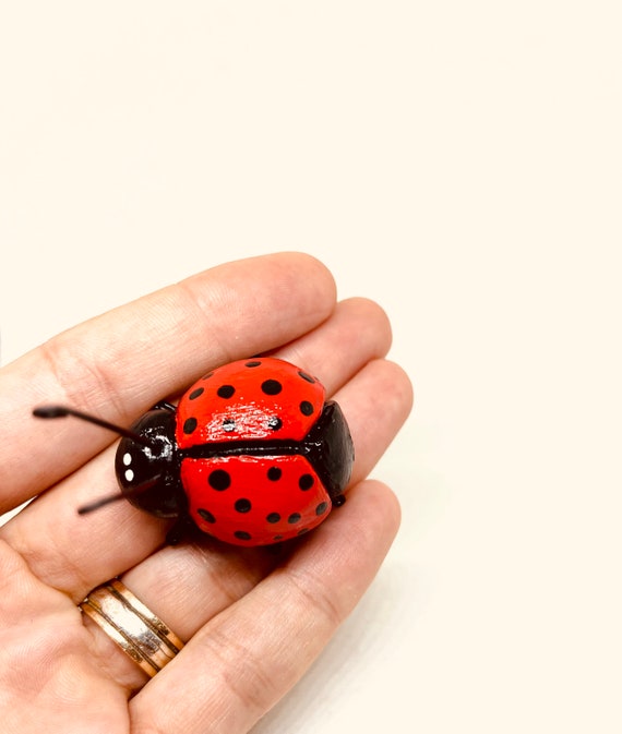 てんとう虫の置物。てんとう虫のオーナメント。テントウムシ。赤い