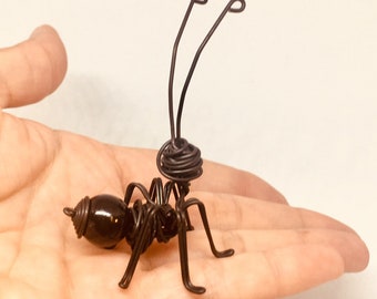 DOS Hormigas negras. Hormiga de alambre. Hormiga en hilo de hierro. Hormiga graciosa. Hormiga trabajadora. Esculturas de hormigas. Insectos.