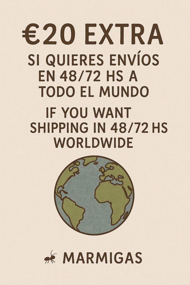 Puede incluir: Un cartel beige con texto marr&oacute;n y una ilustraci&oacute;n de un globo terr&aacute;queo. El texto incluye "&euro;20 EXTRA" y "IF YOU WANT SHIPPING IN 48/72 HS WORLDWIDE." La parte inferior del cartel presenta la palabra "MARMIGAS" y un icono de hormiga.
