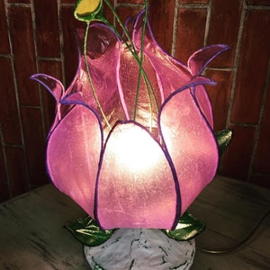Lampada minimalista. fiore modernista. Illuminazione soffusa. Design unico. Lampada da tavolo. Lampada fatta a mano. Lampada di carta. Tulipano