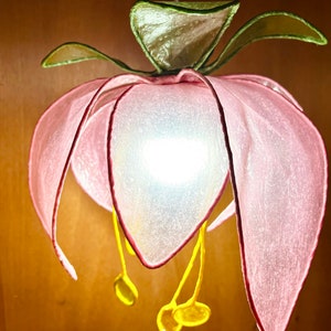 Lampada a fiori rosa Lampada di carta sottile. Illuminazione magica. Fiore di campana. Lampada con fiori di carta Regalo per il matrimonio. lampada originale