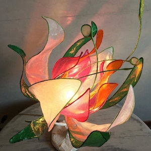Fiore carnivoro. Lampada di Barcellona.  disegno modernista. fiore di carta lampada di carta Lampada realizzata su misura. Scegli i colori. Artigianale