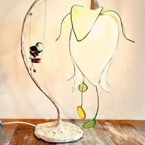 Lampada a fiori con fata sull'altalena. Scegli i tuoi colori, lo faccio su ordinazione. Lampada da comodino. Lampada per bambini. Lampada di carta.