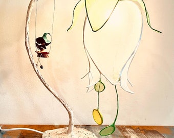 Lampa kwiatowa z wróżką na huśtawce. Wybierz swoje kolory; robię je na zamówienie. Lampka nocna. Lampa dziecięca. Lampa papierowa. Sztuka.